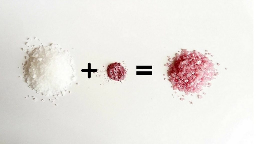 Coloring sea salt in pink for mini bath bombs
