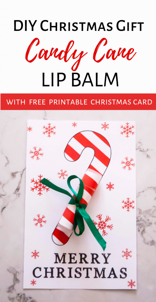 Looking for a creative and easy DIY Christmas gift? Why not making this lovely Christmas lip balm. This candy cane lip balm recipe has simple ingredients and smells amazing due to peppermint and vanilla essential oils. You can also print free candy cane lip balm labels and DIY Christmas card to go with it. #diybeautybase #christmas #lipbalms #DIY #DIYgifts #sheabutter #essentialoils Homemade candy cane chapstick decorated with a red white stripe lip balm label as a cheap and easy DIY christmas gift