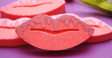 DIY Lip Bath Bombs Inspired by Kylie Jenner Pink girly DIY bath bombs in a shape of lips with a mica drizzle