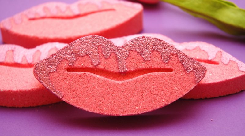 Pink girly DIY bath bombs in a shape of lips with a mica drizzle