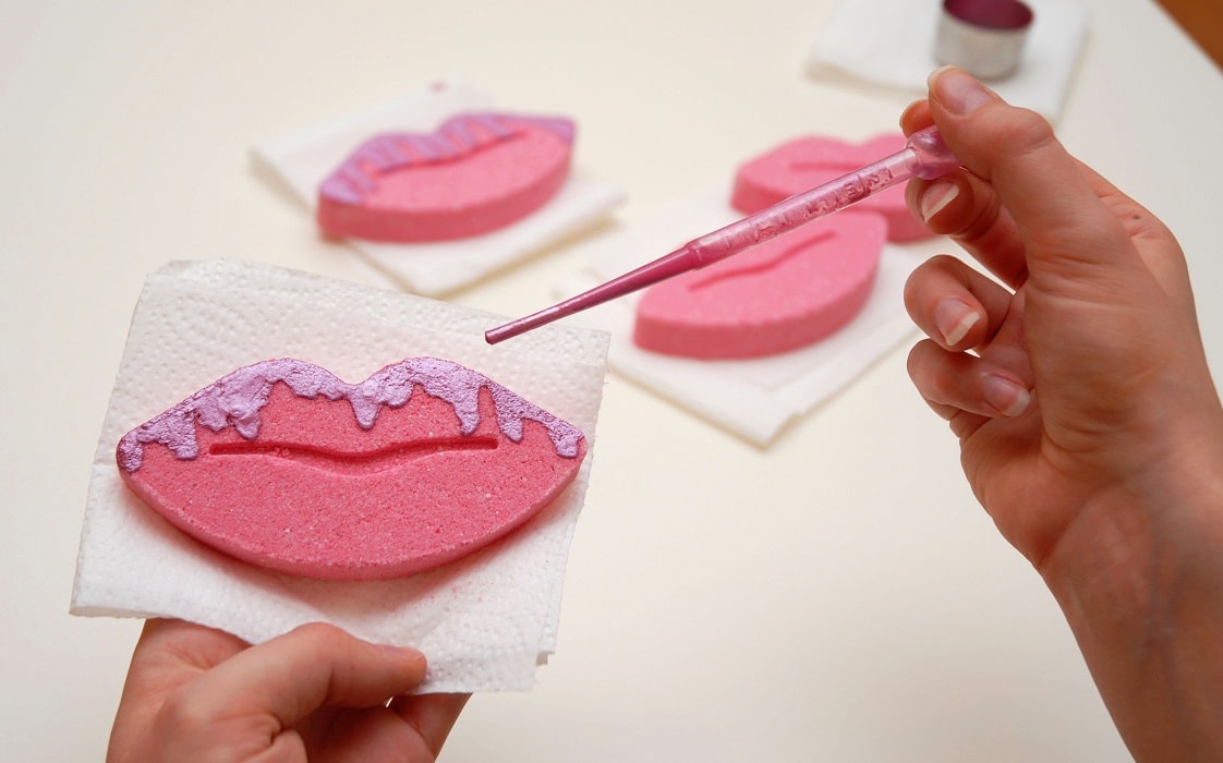 DIY Lip Bath Bombs Inspired by Kylie Jenner - DIY Beauty Base