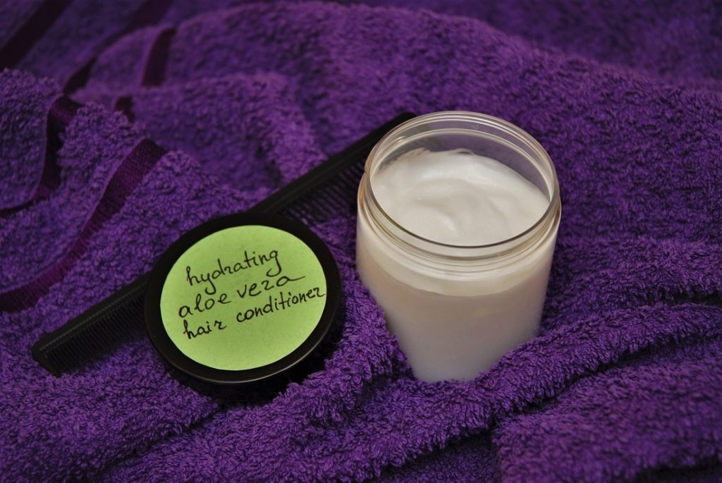moisturizing DIY hair conditioner with aloe vera