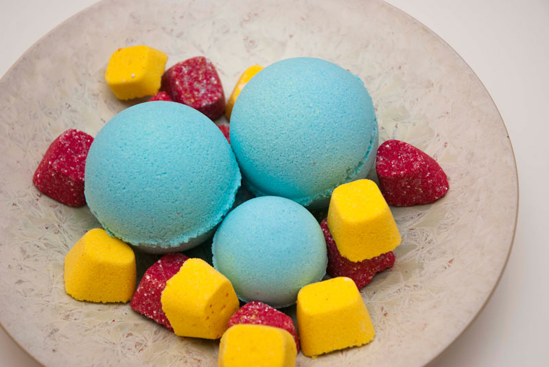 Homemade bath bombs with embeds