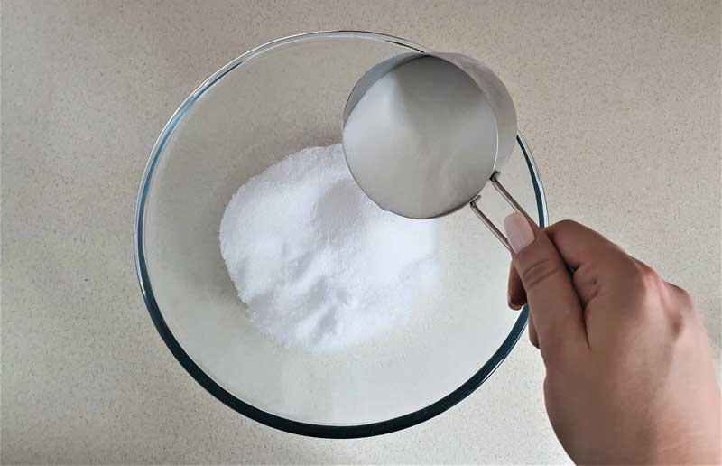 Combining Epsom salts, baking soda and citric acid in a bowl